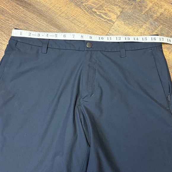 Lululemon Commission Classic-Fit Short 9” Warpstreme Obsidian Gray Mens 33 - Picture 3 of 12